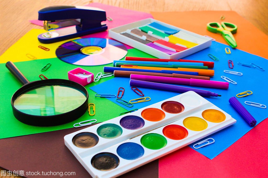 文具的多元世界 彩色紙張在學校與辦公場景下的應(yīng)用